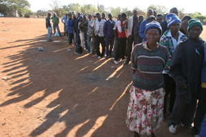 Un grupo de personas espera recibir asilo en frica (Foto:EFE).
