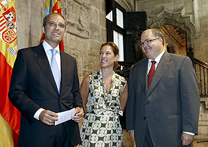 La nueva consellera junto al presidente Camps y Fernando De Rosa. (Foto: EFE)