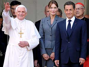 El papa Benedicto XVI, junto a Nicolas Sarkozy y su mujer Carla Bruni (Foto: AP)