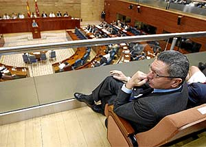 El alcalde, Alberto Ruiz-Gallardn, escucha a Esperanza Aguirredurante el Debate sobre el Estado de la Regin. (A. Di Lolli)