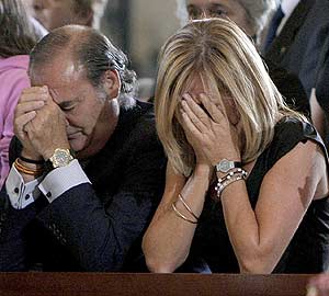 Dos familiares rezan en el reciente funeral en Las Palmas. (Foto: AP)