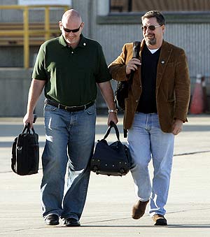 Steve Schmidt y Mark Salter, asesores de John McCain, en el aeropuerto de Vienna, Ohio (EEUU). (Foto: AP)