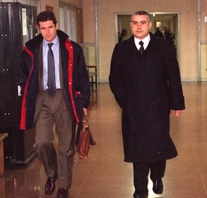 El empresario, Fidel Pallerols (dcha.) junto a su abogado en los juzgados en 2002. (Foto: Santi Cogolludo)