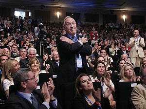 Manuel Pizarro, ovacionado en el Congreso. (Foto: Javi Martnez)