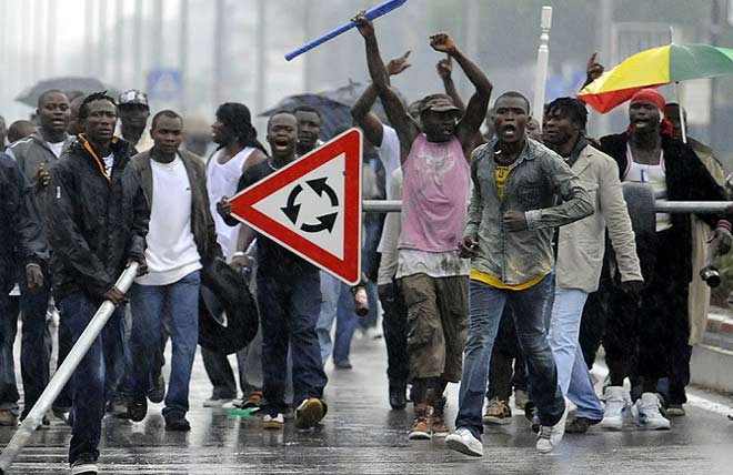 Un grupo de inmigrantes desafía a la policía italiana. (Foto: AP)