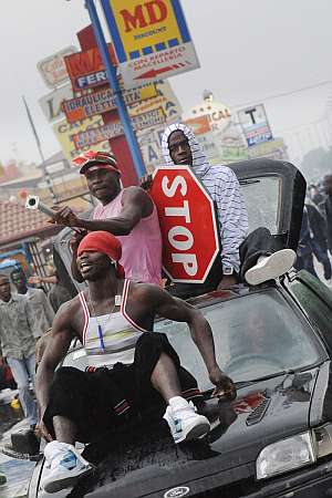 Los africanos se armaron con palos y señales de tráfico. (Foto: EFE)