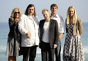 La actriz Paprika Steen, el director Kristian Levring, el actor Ulrich Thomsen, el guionista Anders Thomas Jensen y el productor Sisse Graum, en el posado para presentar 'Fear me not'. (Foto: EFE)