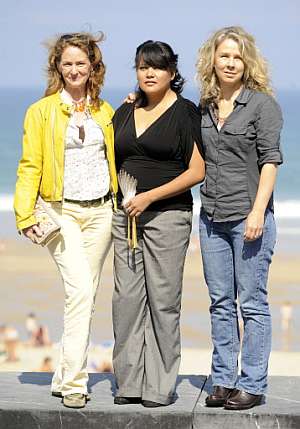 La directora Courtney Hunt (derecha posa con Melissa Leo (izquierda) y Misty Upham. (Foto: AFP)