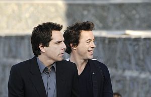 Robert Downey Jr. (derecha) y Ben Stiller, durante el tradicional posado. (Foto: AFP)