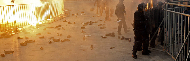 Manifestantes de ultraderecha arrojan piedras, ccteles Molotov y zapatos a la polica antidisturbios en el centro de Budapest. (Foto: REUTERS)