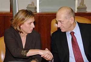 Ehud Olmert le da la mano a su sucesora y ministra israel de Exteriores, Tzipi Livni. (Foto: AP)