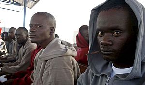 El drama de la inmigracin no cesa. Una patera con ms de 160 inmigrantes a bordo ha sido avistada esta maana. (Foto: EFE)