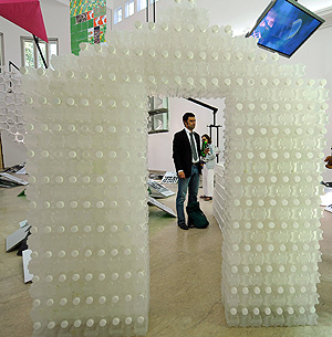 Las botellas de plstico pueden tener una segunda vida como ladrillos. (Foto: AFP) [VER LBUM]
