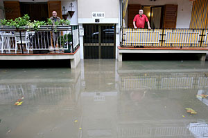 Inundaciones en el barrio de La Pineda de Vilsaseca (Tarragona). (Foto: EFE)