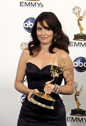 Tina Fey, estrella de la noche, con el premio a la mejor actriz de comedia. (Foto: EFE)