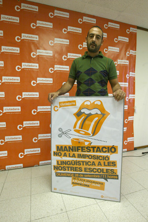 El portavoz de Ciutadans Jordi Caas con el cartel de promocin de la manifestacin. (Foto: Quique Garca)