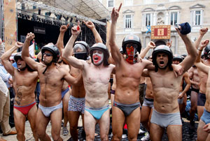 La protesta ha acabado en calzoncillos en pleno Sant Jaume. (Foto: EFE)