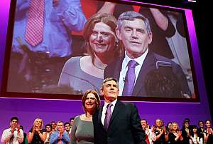 El primer ministro britnico, Gordon Brown, y su mujer reciben el aplauso del pblico. (Foto: EFE)