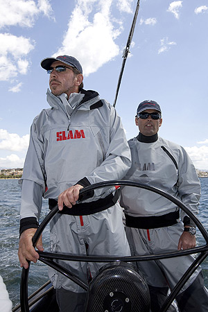 Larry Ellison, al timn de su barco, junto a Russell Coutts. (Foto: BMOR)