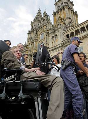 Hawking, en la plaza del Obradoiro, hace unos das. (Foto: EFE)