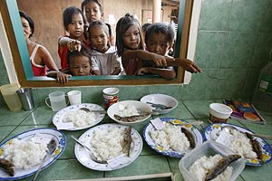 Un grupo de nios se prepara para comer en una ONG en Manila. (Foto: REUTERS)
