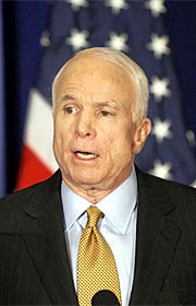 McCain, durante su anuncio. (Foto: AP)