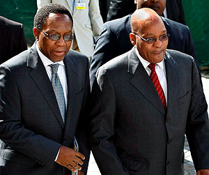 Kgalema Motlanthe (izq.), junto a Jacob Zuma, en Ciudad del Cabo. (Foto: EFE)