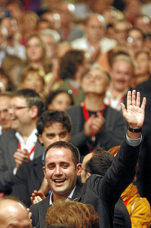 Jorge Alarte celebra su eleccin como secretario general del PSPV. (Foto: Jos Cullar)