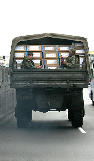 Soldados ecuatorianos custodian las cajas en las que estn las papeletas para la votacin. (Foto: EFE)