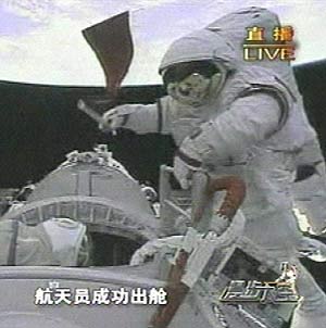 El astronauta Zhai ondea la bandera china en el primer paseo espacial del pas. (Foto: AP)