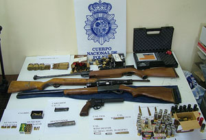 Material incautado por la Polica Nacional en el piso del francotirador. (Foto: Polica Nacional)