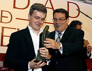 Juan Gmez Jurado recibi el premio de manos del alcalde de Torrevieja, Pedro Hernndez Mateo (Foto: EFE).