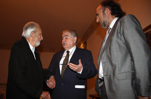 Los escritores Antonio Pereira y Antonio Gamoneda conversan con Rogelio del Blanco, director general del Libro, antes de la inauguracin del Congreso de Escritores en Len. (Foto: Ical)