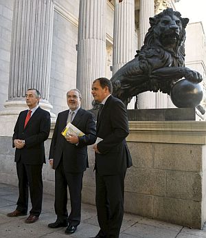 Solbes, junto a al secretario de Economa, David Vegara (d), y al de Hacienda, Carlos Ocaa (i). (Foto: EFE)