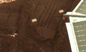 El 'Phoenix Mars Lander' se prepara para coger muestras de sedimento marciano. / NASA