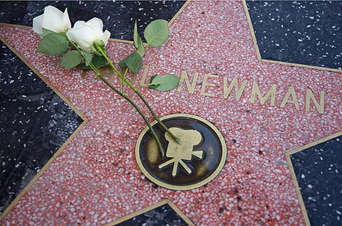 Unas rosas blancas en la estrella de Paul Newman. (Foto: AP)