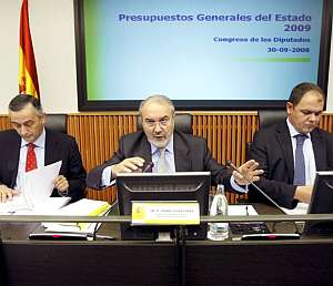Pedro Solbes, junto al secretario de Economa, David Vegara (d), y al de Hacienda, Carlos Ocaa (i). (Foto: EFE)