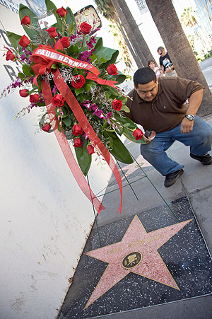 Ramo de flores sobre la estrella de Paul Newman. (Foto: AP)