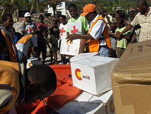 Un hombre reparte ayuda humanitaria de la Agencia Espaola de Cooperacin Internacional (AECID) en Hait. (Foto: AECID)