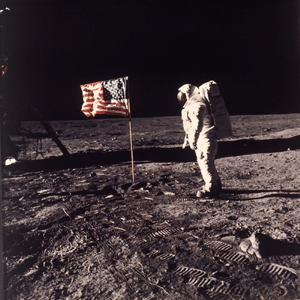 Neil Armstrong, junto a la bandera estadounidense recin plantada en la Luna en 1969. (Foto: NASA)