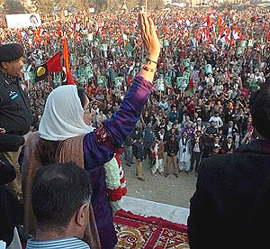 Benazir Bhutto, en el discurso tras el cual se produjo el atentado que le cost la vida. (Foto: EFE)