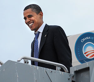 Obama sonre mientras baja de su avin de campaa en La Crosse, Wisconsin. (Foto. AFP)
