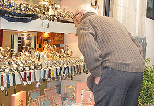 Un hombre observa el escaparate de una tienda (Foto: Cati Cladera).