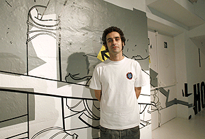 Juan Lpez posa con una de sus obras. (Foto: EFE)