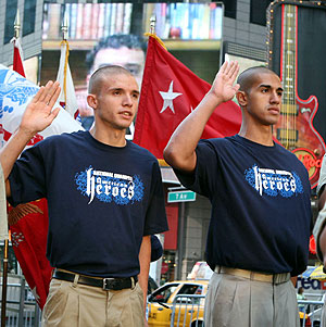 Dos soldados hispanos juran en la ceremonia celebrada este mircoles en Times Square. (Foto: EFE)