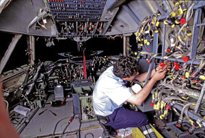 Un operario de mantenimiento de aviones trabajando. (Foto: EL MUNDO)