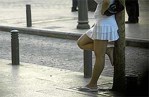 Una prostituta, en la calle de Montera de Madrid. (Foto: Kike Para)
