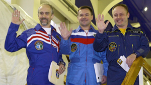 El turista espacial estadounidense Richard Garriott, el comandante ruso Yuri Lonchakov, y el astronauta de la NASA Michael Fincke, posan antes del examen en el simulador de la Estacin Espacial Iternacional. (Foto: EFE/Sergei Ilnitsky).