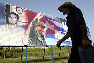 Un hombre camina frente a un cartel de Fidel Castro en la Habana. (Foto: REUTERS)