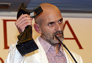 Alejandro Palomas con la estatuilla del Premio Ciudad de Torrevieja como finalista del certamen (Foto: EFE).